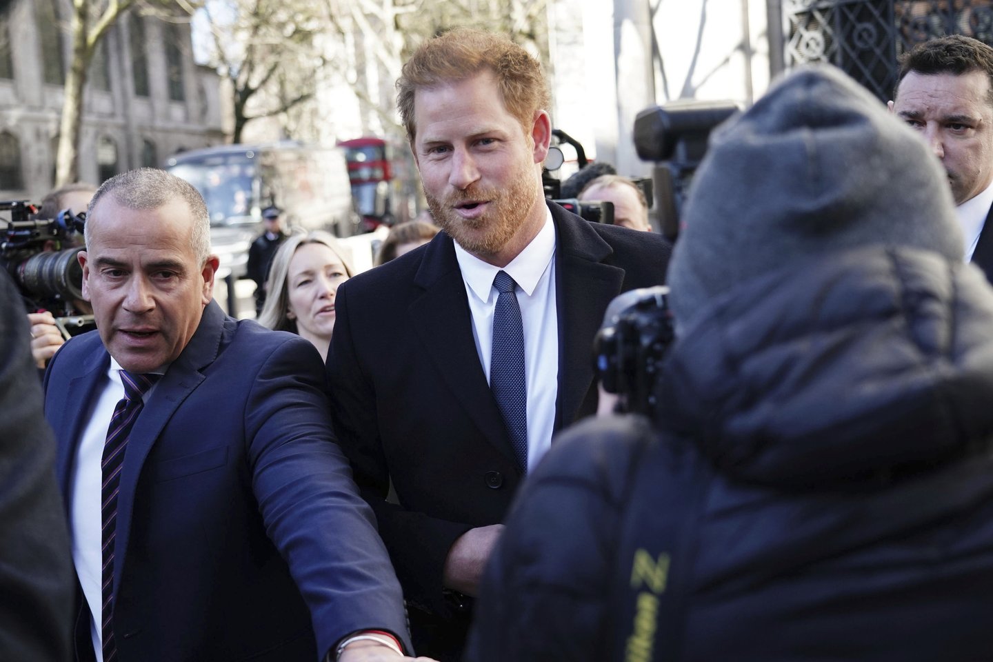 Princas Harry netikėtai atvyko į teismo posėdį Londone.  <br>AP/Scanpix nuotr. 