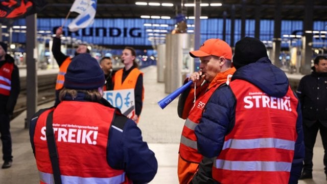 Vokietiją sukaustė tris dešimtmečius nematyti streikai: įniršę darbuotojai reikalauja didesnių atlyginmų