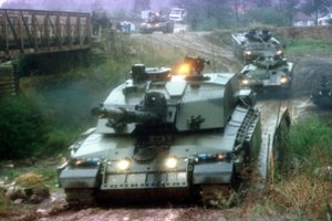 Puikios žinios: į Ukrainą grįžta tankais „Challenger 2“ kovoti apmokyti kariai