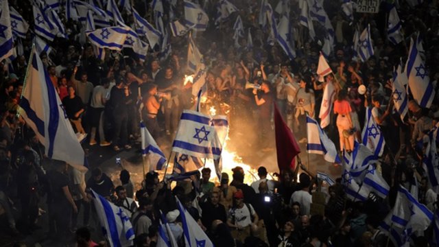 B. Netanyahu teismų reforma supykdė žydus: Tel Avivo gatvės virto didele protestų aikšte