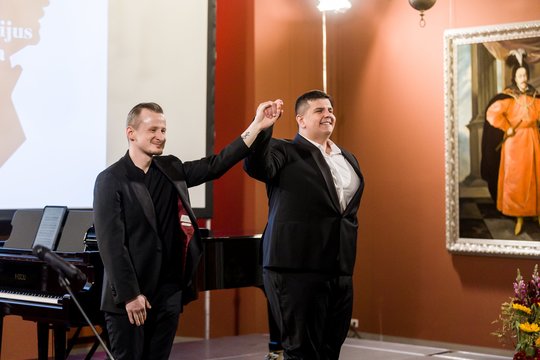 Koncertavo pirmojo konkurso nugalėtojas iš Ukrainos tenoras V. Dytiukas, jam akompanavo pianistas J. Čeponis.