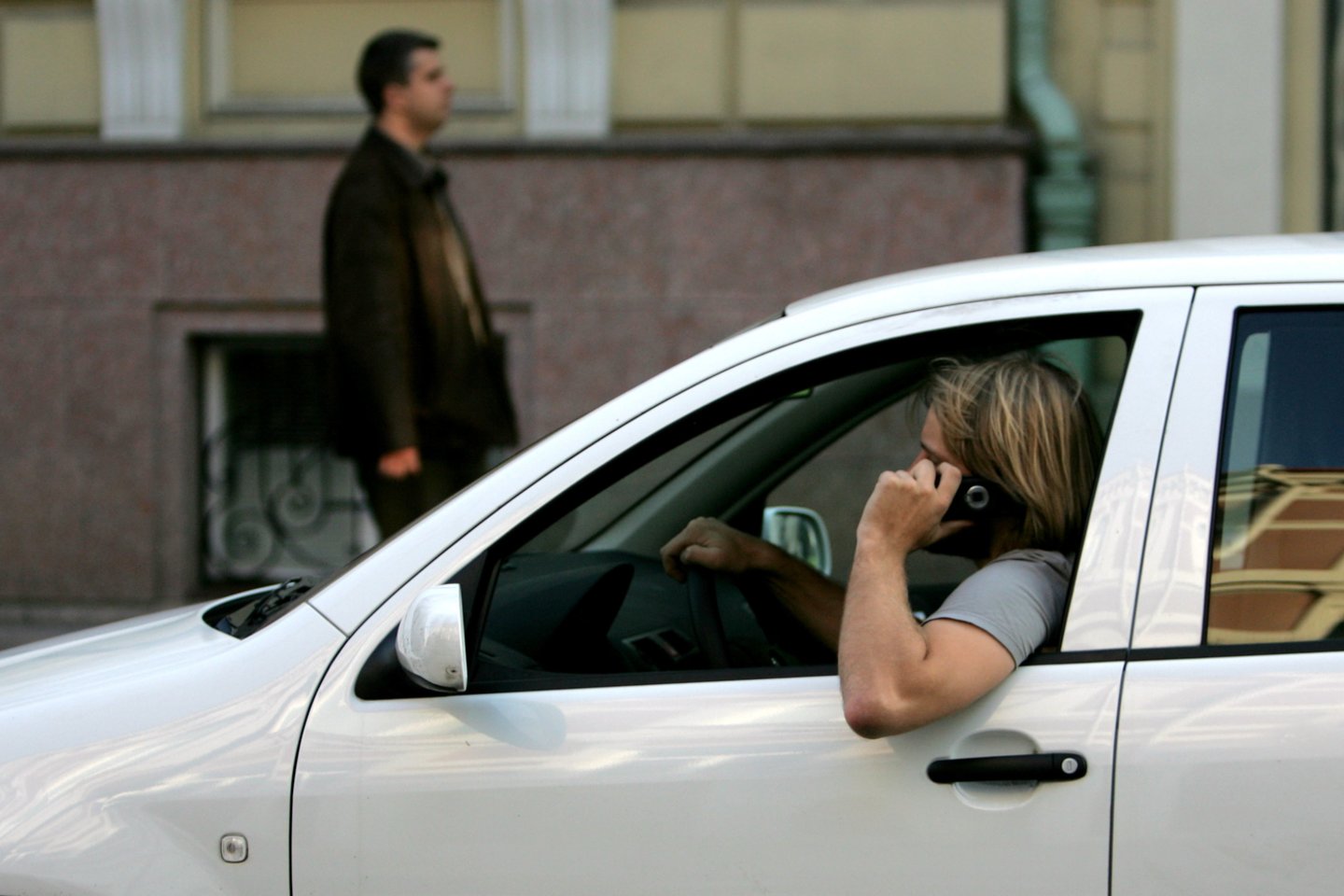 Naršymas telefone, susirašinėjimas žinutėmis, anot saugaus eismo specialistų – tarsi vaikščiojimas peilio ašmenimis.<br>V.Balkūno nuotr.