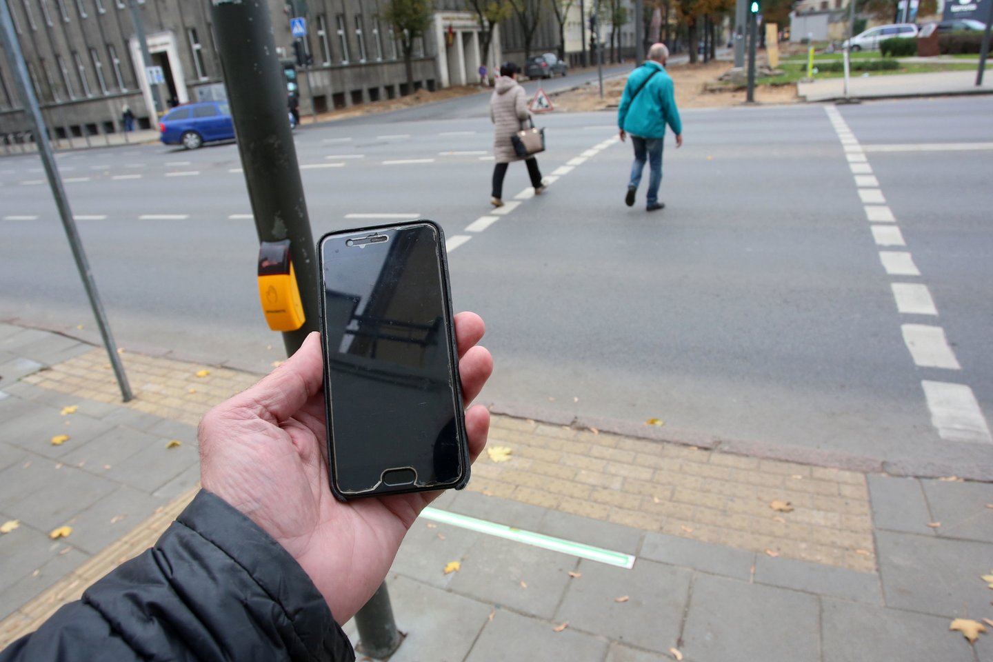 Naršymas telefone, susirašinėjimas žinutėmis, anot saugaus eismo specialistų – tarsi vaikščiojimas peilio ašmenimis.<br>M.Patašiaus nuotr.