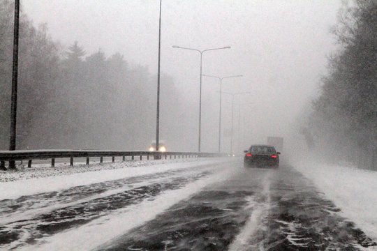 Įspėja vairuotojus apie grįžtančią žiemą: dieną eismo sąlygas sunkins snygis, vietomis pustys.