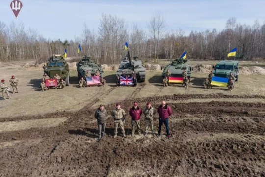 Ukrainos gynybos ministras apžiūrėjo „naują papildymą“, kurį gavo šalies ginkluotosios pajėgos: tankus „Challenger 2“, Vokietijos pėstininkų kovos mašinas „Marder“, šarvuotus sunkvežimius „Cougar“ ir šarvuočius „Stryker“ iš JAV.