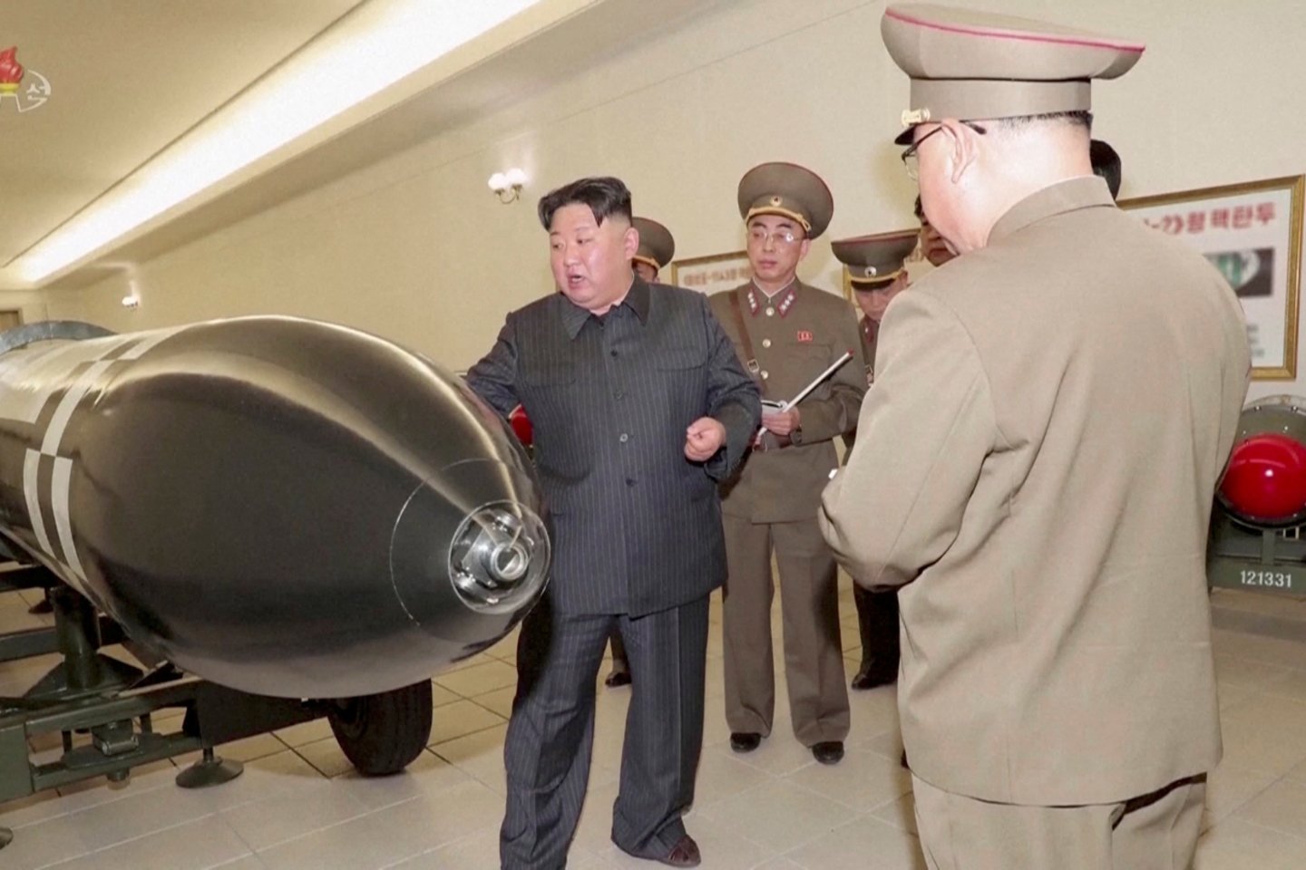Kim Jong Unas apžiūri branduolines kovines galvutes Šiaurės Korėjoje.<br>Reuters/Scanpix nuotr.