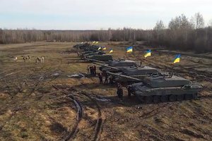 Pasidalino istoriniais kadrais: pirmieji britų tankai „Challenger 2“ – jau Ukrainos žemėje