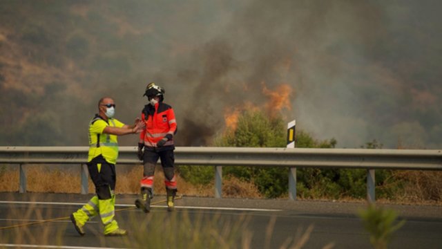 Ugniagesiai toliau kovoja su Ispanijos miškų gaisru: liepsnos artėja prie dar vienos provincijos
