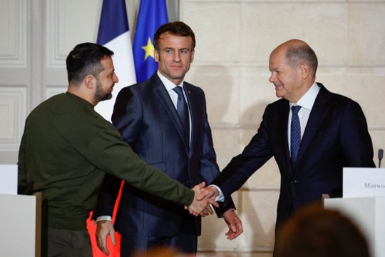 V. Zelenskis, E. Macronas ir O. Scholzas.