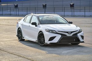 Ironiška: Japonijoje pagamintais „Camry“ automobiliais „Toyota“ ten nebeprekiaus