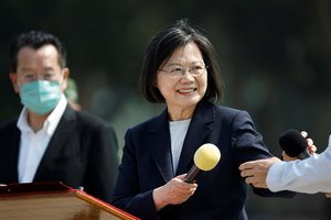 Vašingtono pareigūnas: Kinija neturėtų „perdėtai reaguoti“ į Taivano prezidentės sustojimą JAV