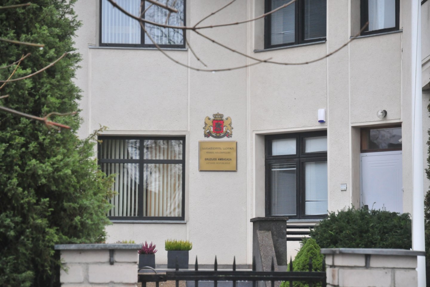 Tvirtina, kad Lietuvos policija persistengė prie Sakartvelo ambasados: pasiuntė žinią visiems pareigūnams ir generaliniam komisarui.<br>A.Vaitkevičiaus nuotr.