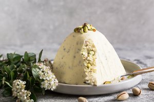 Prof. R. Laužikas Velykoms siūlo išbandyti varškės desertą pagal tarpukariu populiarų receptą