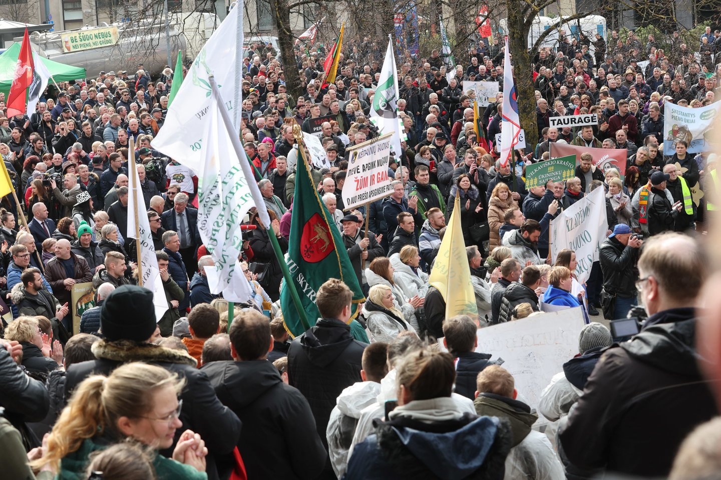 Prie Seimo šią savaitę susirinkę žemdirbiai protestavo taikiai: kaip įprasta per tokias akcijas, vilniečiams buvo nemokamai dalijamas pienas, o kai kurie mitinguotojų plakatai praeiviams kėlė šypseną.<br>R.Danisevičiaus nuotr.