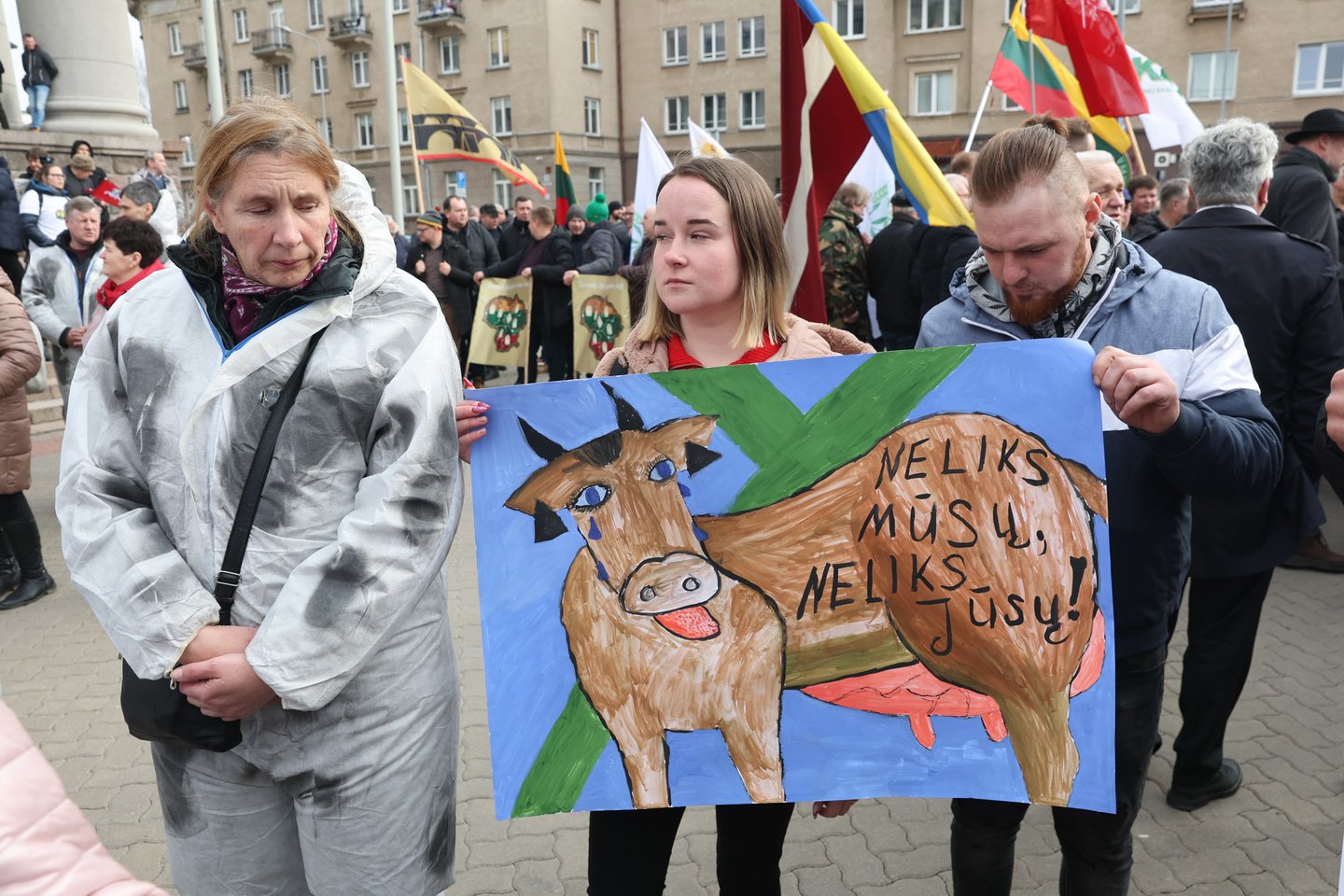 Prie Seimo šią savaitę susirinkę žemdirbiai protestavo taikiai: kaip įprasta per tokias akcijas, vilniečiams buvo nemokamai dalijamas pienas, o kai kurie mitinguotojų plakatai praeiviams kėlė šypseną.<br>R.Danisevičiaus nuotr.