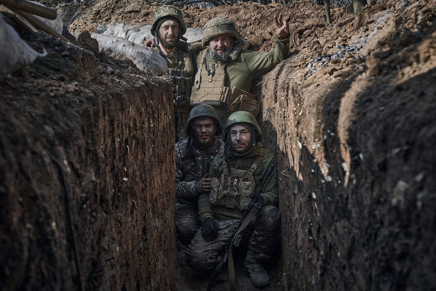 Karas Ukrainoje. Ukrainos kariai apkasuose netoli Bachmuto.<br>AP/Scanpix nuotr.