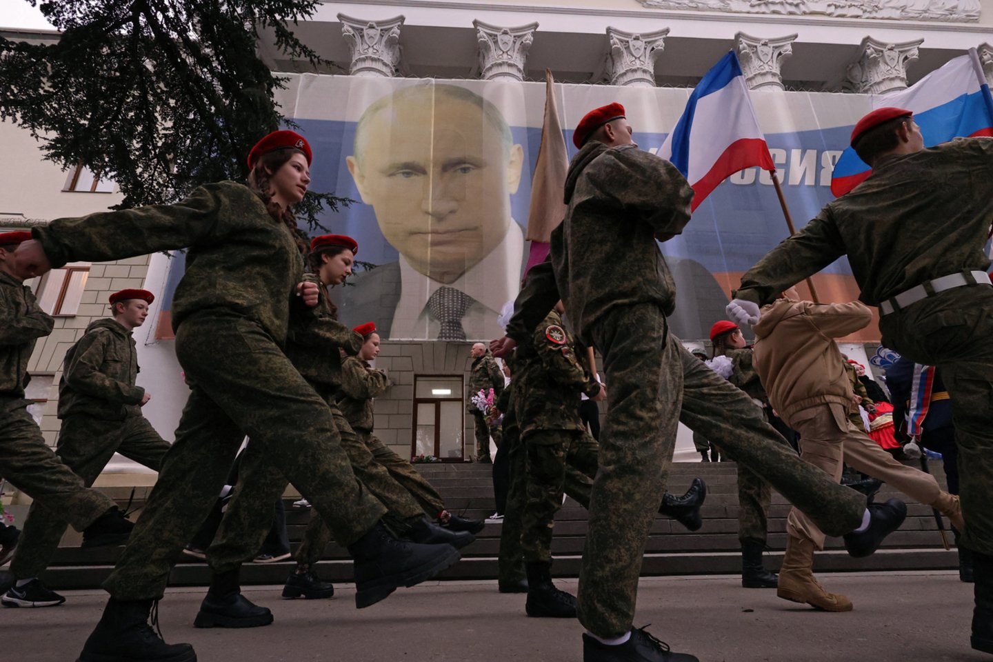 Karas Ukrainoje, Krymas. Rusija penktadienį minėjo devintąsias Krymo okupacijos metines, rengė demonstracijas.<br>Reuters/Scanpix nuotr.