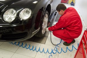 Prieš keičiant padangas ragina pagalvoti apie saugumą – į tokias geriau nė nežiūrėkite