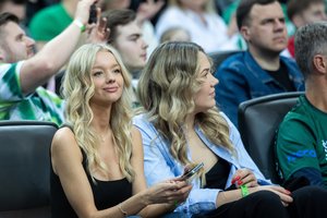 Sausakimšoje „Žalgirio“ arenoje Donatą Motiejūną palaikė mylimoji Brigita Gaižauskaitė