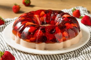 Nesudėtingai paruošiami desertai su žele taps tikra švenčių stalo puošmena