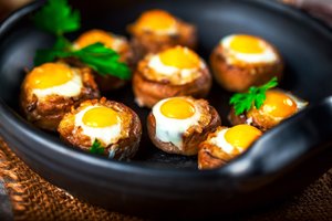 Pievagrybiai su putpelių kiaušiniais ir stalą papuoš, ir valgytojus pradžiugins