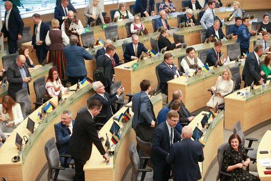 A. Mazuronis kolegų tarpe pasigenda politinės brandos: parlamentarų kovos primena cirką