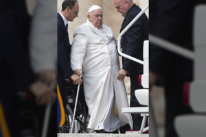Vatikanas: popiežiaus sveikatos būklė gerėja