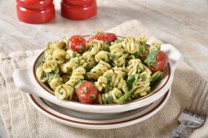 Receptas lengviems savaitgalio pietums: pigios bei greitos makaronų ir vištienos salotos su pistacijų pesto padažu iš „Lidl“