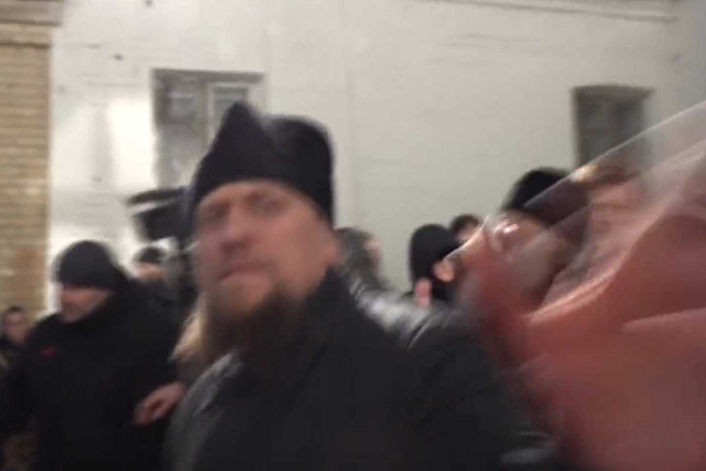 Maskvos patriarchato kunigas užpuolė žurnalistą Kijevo Pečorų lauroje.<br>Stop kadras.