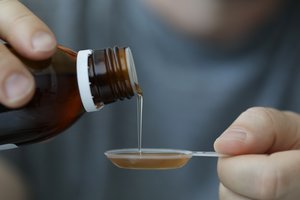 Uždraudė Lietuvoje prekiauti vienos rūšies sirupu nuo kosulio: gali sukelti gyvybei pavojingą reakciją