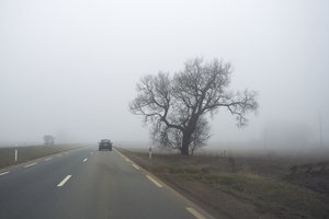 Vairuotojai raginami neatsipalaiduoti: keliuose yra slidžių ruožų, naktį numatomas lietus, vietomis rūkas