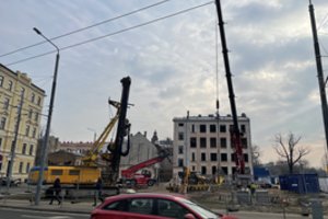 Rygos centre statybvietėje sugriuvo penkiaaukštis: iš greta esančio pastato evakuoti žmonės 