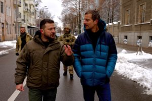 Su prezidentu Zelenskiu susitikęs Bearas Gryllsas: „Jokie išgyvenimo mokymai negali tavęs paruošti karui“