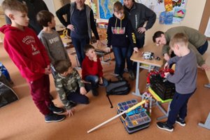 Moksleiviai ruošiasi jaunųjų inžinierių čempionatui: kūriniams naudoja ir lego kaladėles, ir virtuvės reikmenis