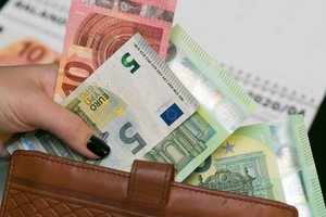 Nusprendę, kad sutaupyti nepavyks, lietuviai renkasi netaupyti visai: priminė, kuo tai gali baigtis