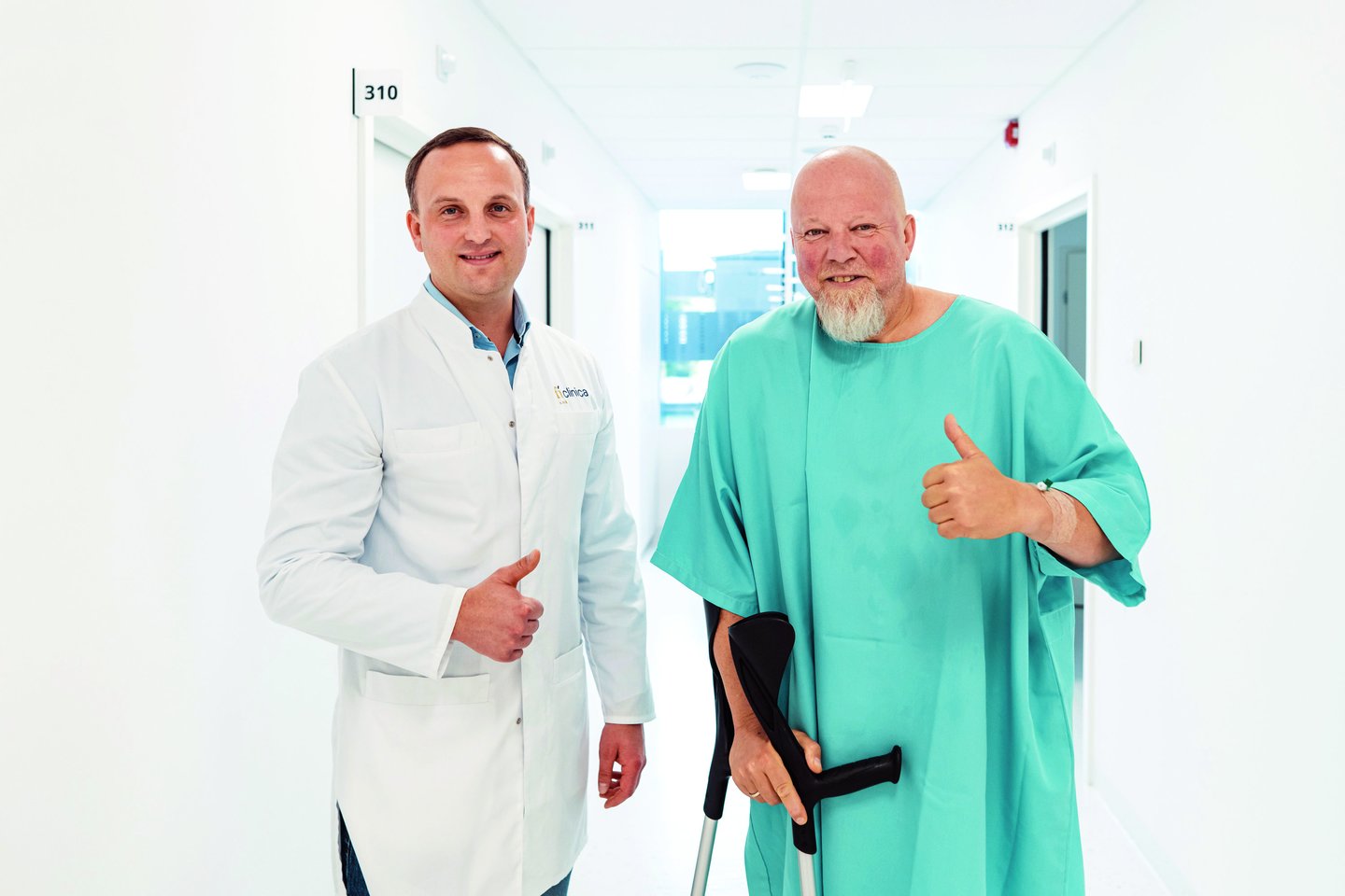  V.Radzevičius su gydytoju Aurimu Širka įsiamžino antrą diena po operacijos.<br>Asmeninio albumo nuotr.
