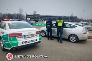 Pareigūnai tikrino pavežėjus ir taksi vairuotojus: įkliuvo ir neturintis teisės vairuoti