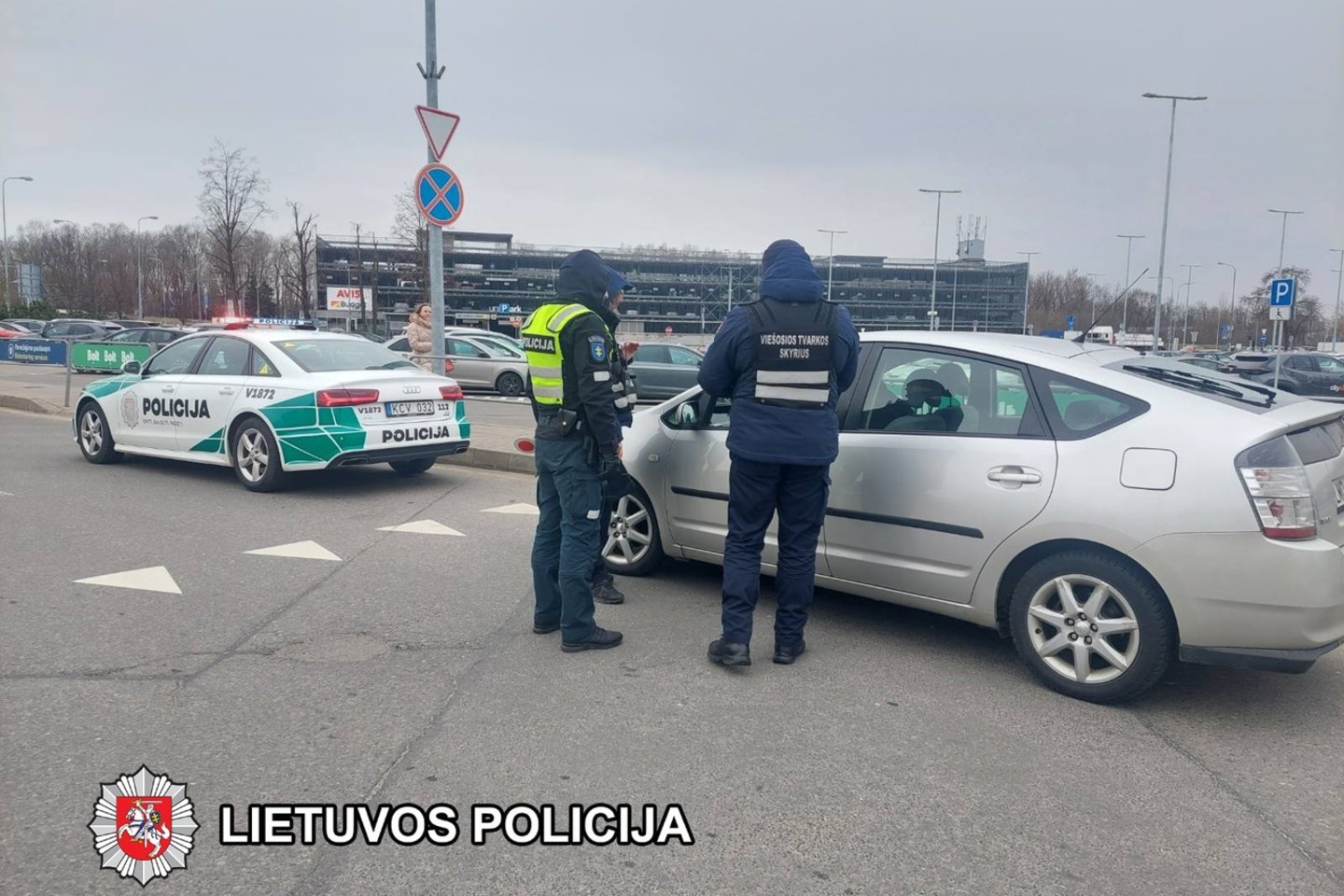 Buvo tikrinami pavėžėjų ir taksi vairuotojų dokumentai, jų blaivumas, apsvaigimas nuo narkotinių medžiagų.<br>Vilniaus apskrities vyriausiojo policijos komisariato nuotr.