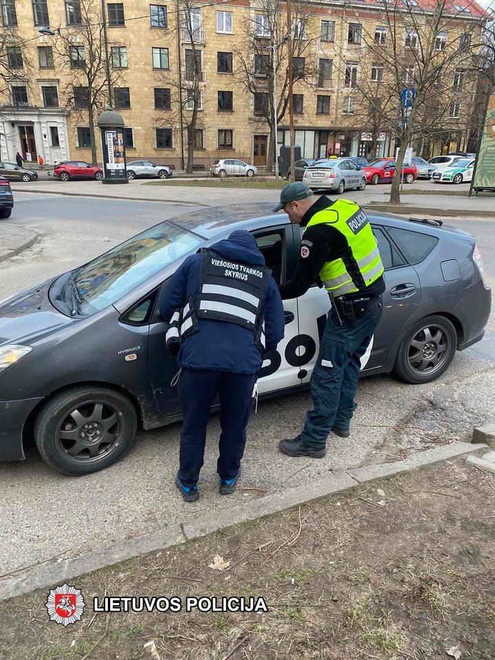 Buvo tikrinami pavėžėjų ir taksi vairuotojų dokumentai, jų blaivumas, apsvaigimas nuo narkotinių medžiagų.<br>Vilniaus apskrities vyriausiojo policijos komisariato nuotr.