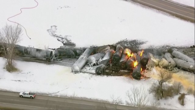 Minesotos valstijoje nuo bėgių nuvažiavo traukinys, gabenęs etanolį: kilus gaisrui evakuota 800 žmonių