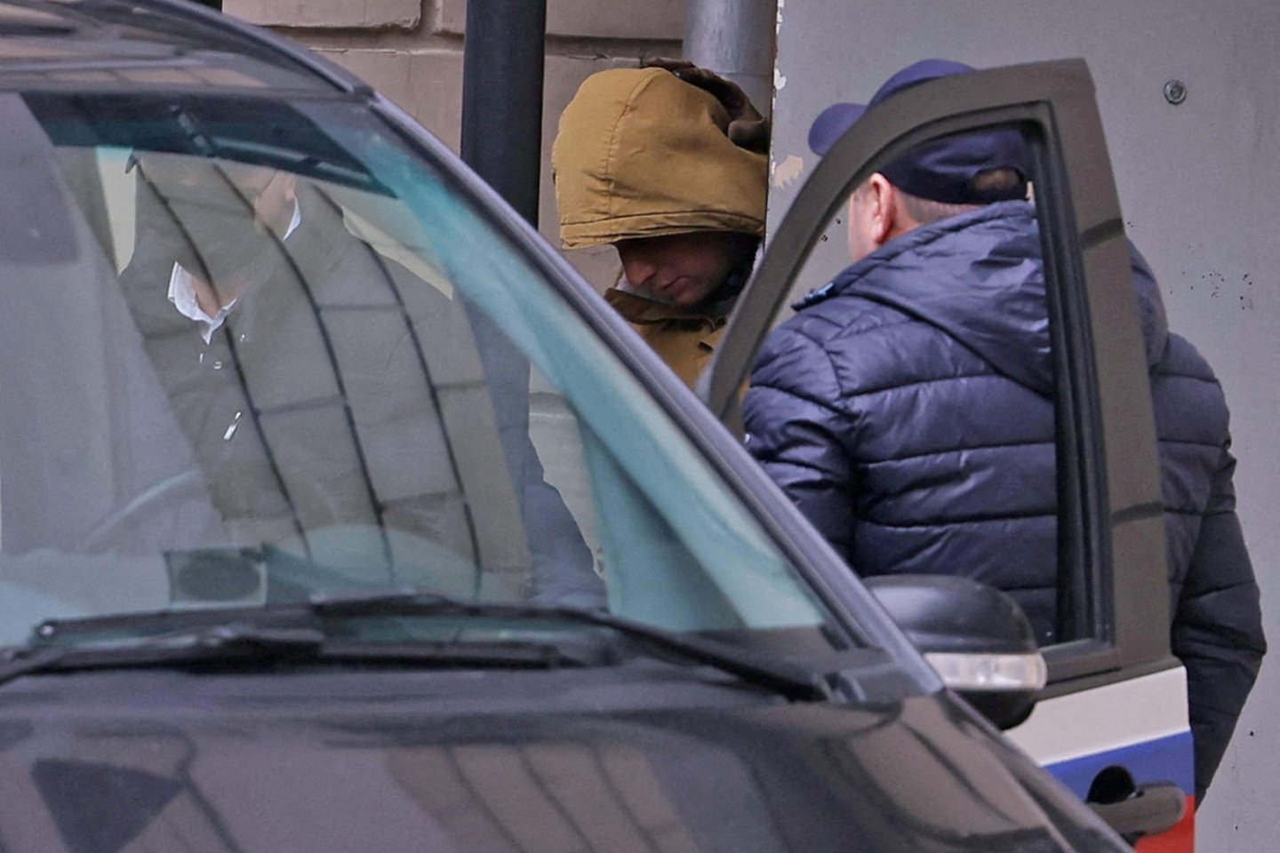 JAV laikraščio „The Wall Street Journal“ reporteris Evanas Gershkovichius išeina iš teismo pastato Maskvoje.<br>Reuters/Scanpix nuotr.