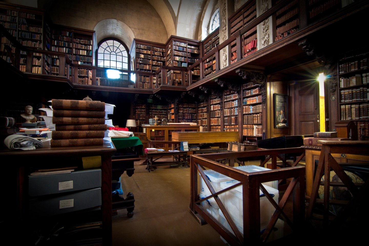  Bibliotekos, kuri iki renovacijos buvo mažai pasikeitusi nuo pat pastatymo 1709 m., lankytojai dažnai pastebėdavo, kad senų knygų kvapas jiems atrodo patrauklus.<br> Šv. Pauliaus katedros bibliotekos nuotr.