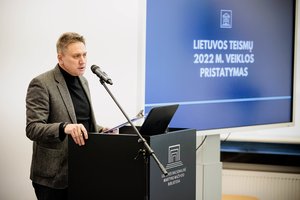 Tyrimas: teisėjai, teismų darbuotojai yra patenkinti savo psichologine gerove, tačiau labiausiai nerimą kelia darbo krūvis ir algos