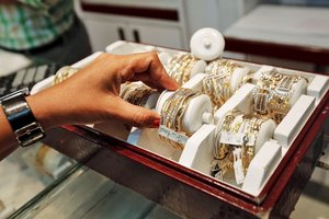 Galimybė čia įmerkti pinigus vilioja ne vieną, tačiau be reikalingų žinių prie šitos investicijos nagų geriau nekišti