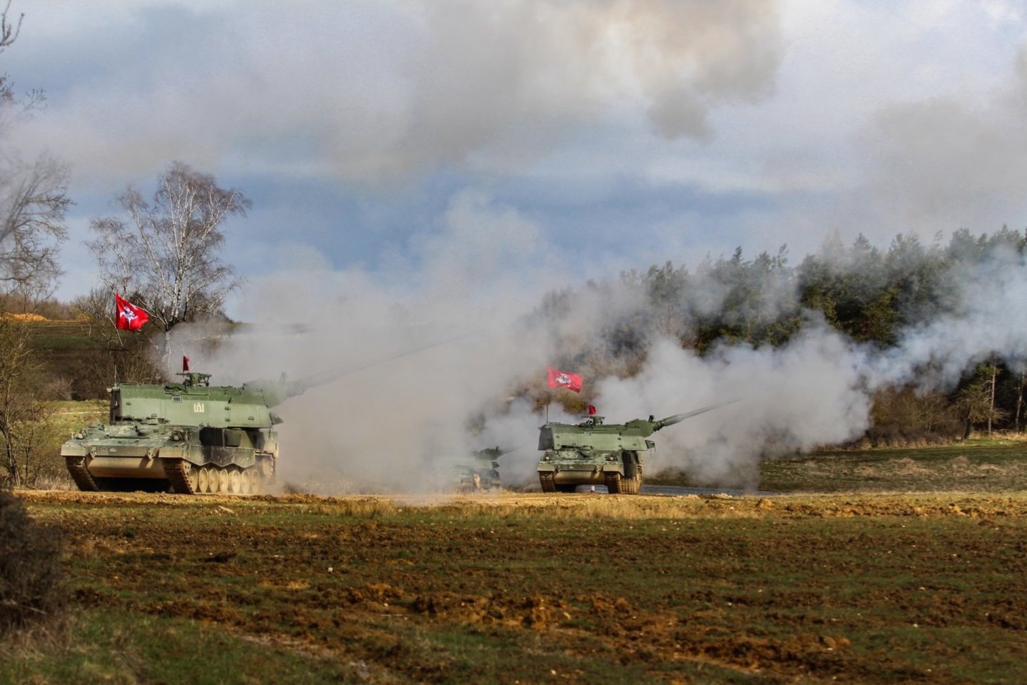 Lietuvos kariuomenės artileristai su haubicomis PzH2000 dalyvavo tarptautinėse pratybose Vokietijoje.<br> LK/vyr. srž. V.Gaižauskienės nuotr.