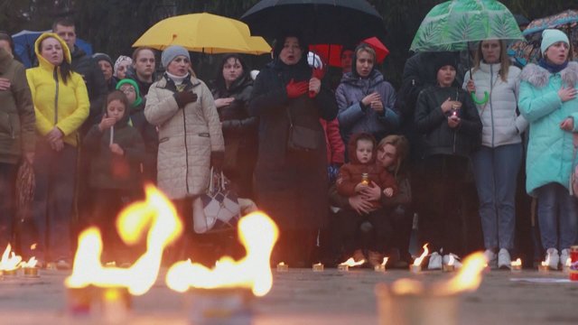 Šimtai žvakių Bučos aukoms atminti: gyventojai tikisi vieno
