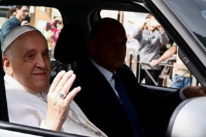 Popiežius Pranciškus išleistas iš ligoninės