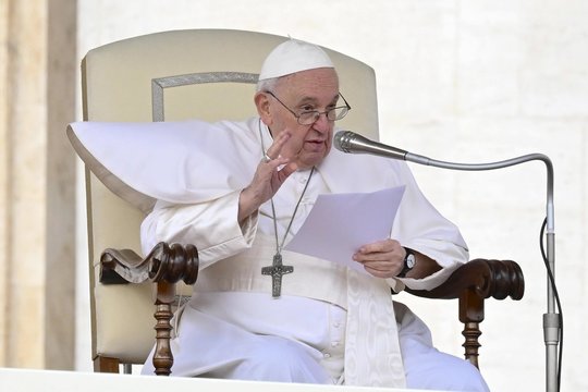 Popiežius Pranciškus išleistas iš ligoninės: nevengė ir pajuokauti