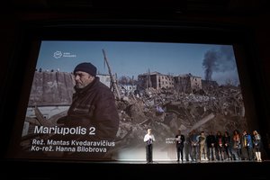 Kino teatruose – Ukrainoje nužudyto režisieriaus Manto Kvedaravičiaus dokumentinis filmas „Mariupolis 2“