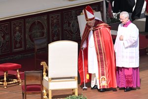 Popiežius Pranciškus Šventojo Petro aikštėje dėkojo besimeldusiems už jo sveikatą